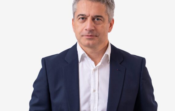 Trei prezentatori se alătura echipei Euronews România la final de an